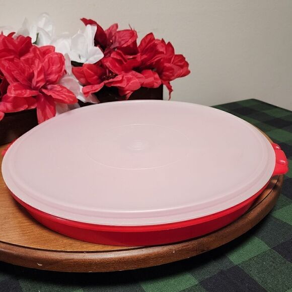 Tupperware Covered serving dish - Picture 1 of 8